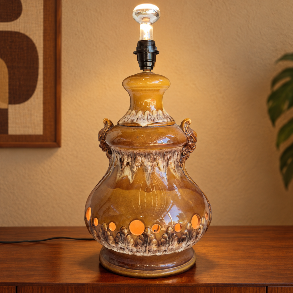 Grande lampe en céramique émaillée caramel et crème – Décor en relief et double éclairage