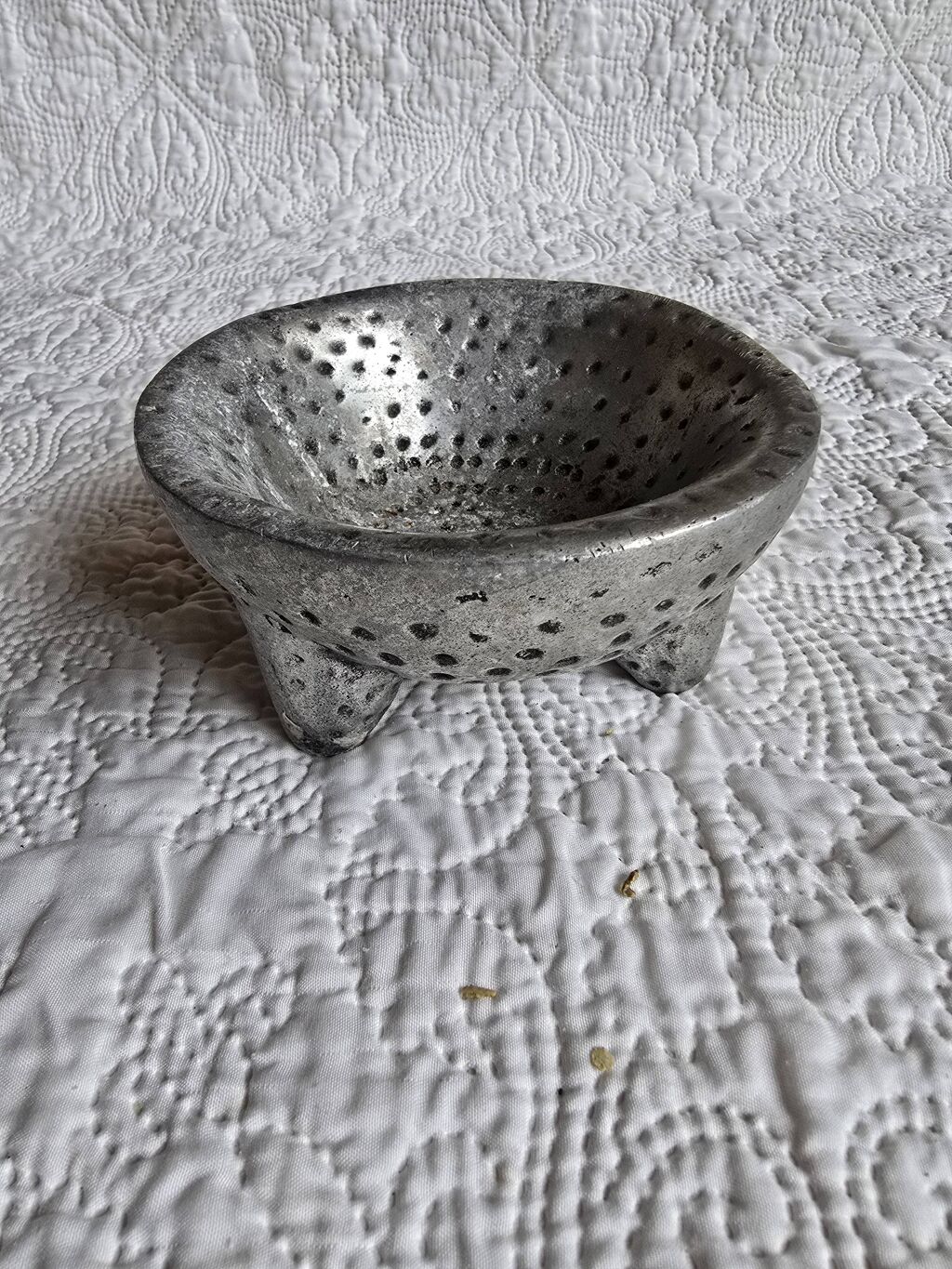 Coupelle tripode vintage en métal martelé – vide-poche brutaliste