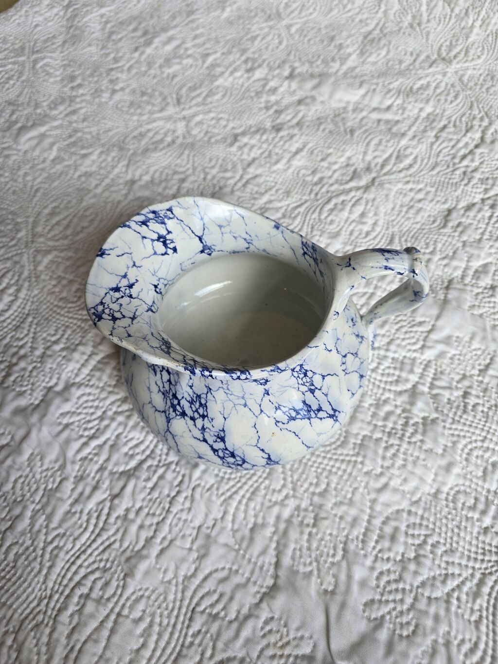 Pot à lait en porcelaine de Limoges décor bleu marbré