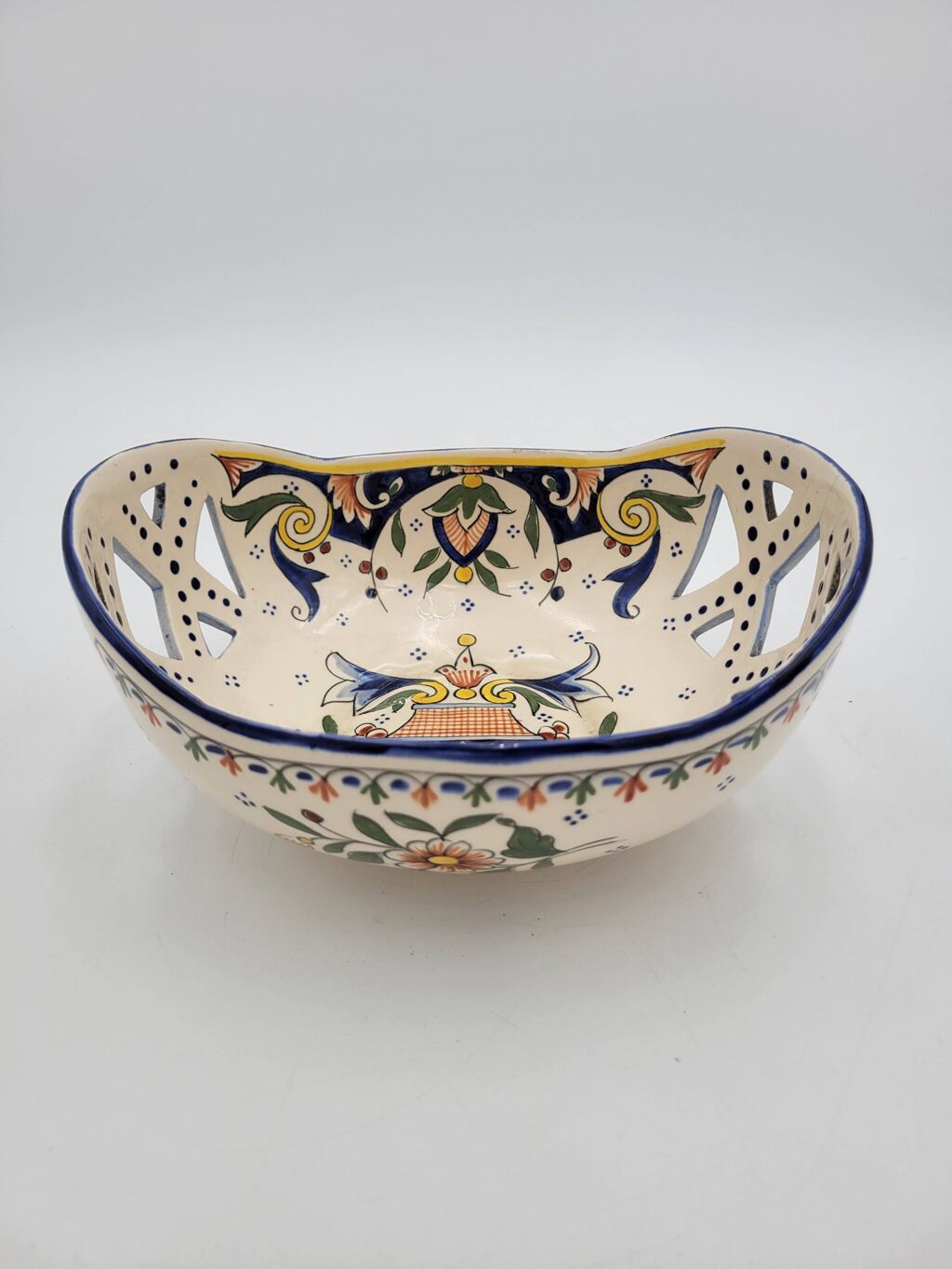 Coupe percée en faïence de Rouen