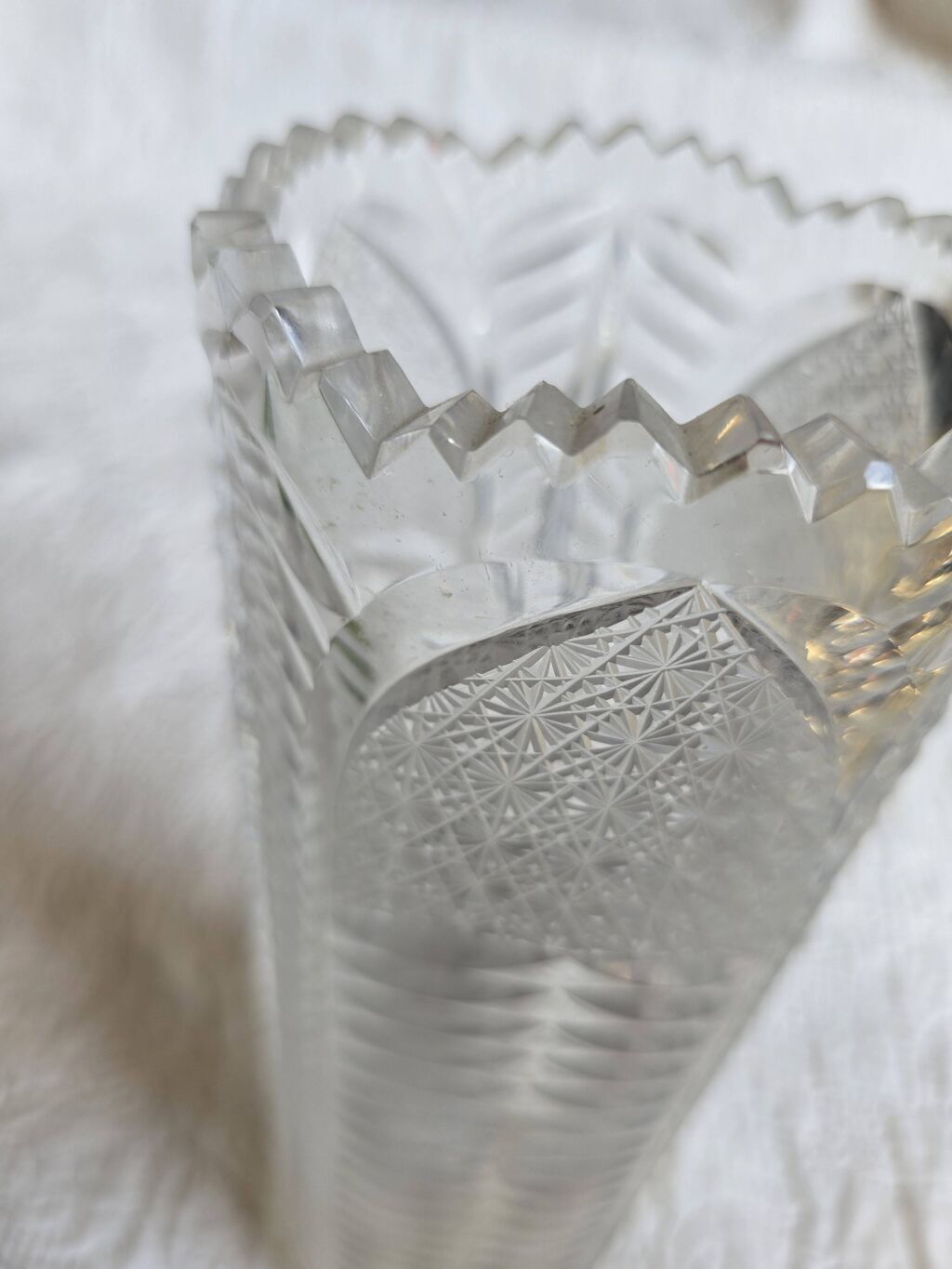 Vase ancien en cristal taillé à bord dentelé, décor palmettes