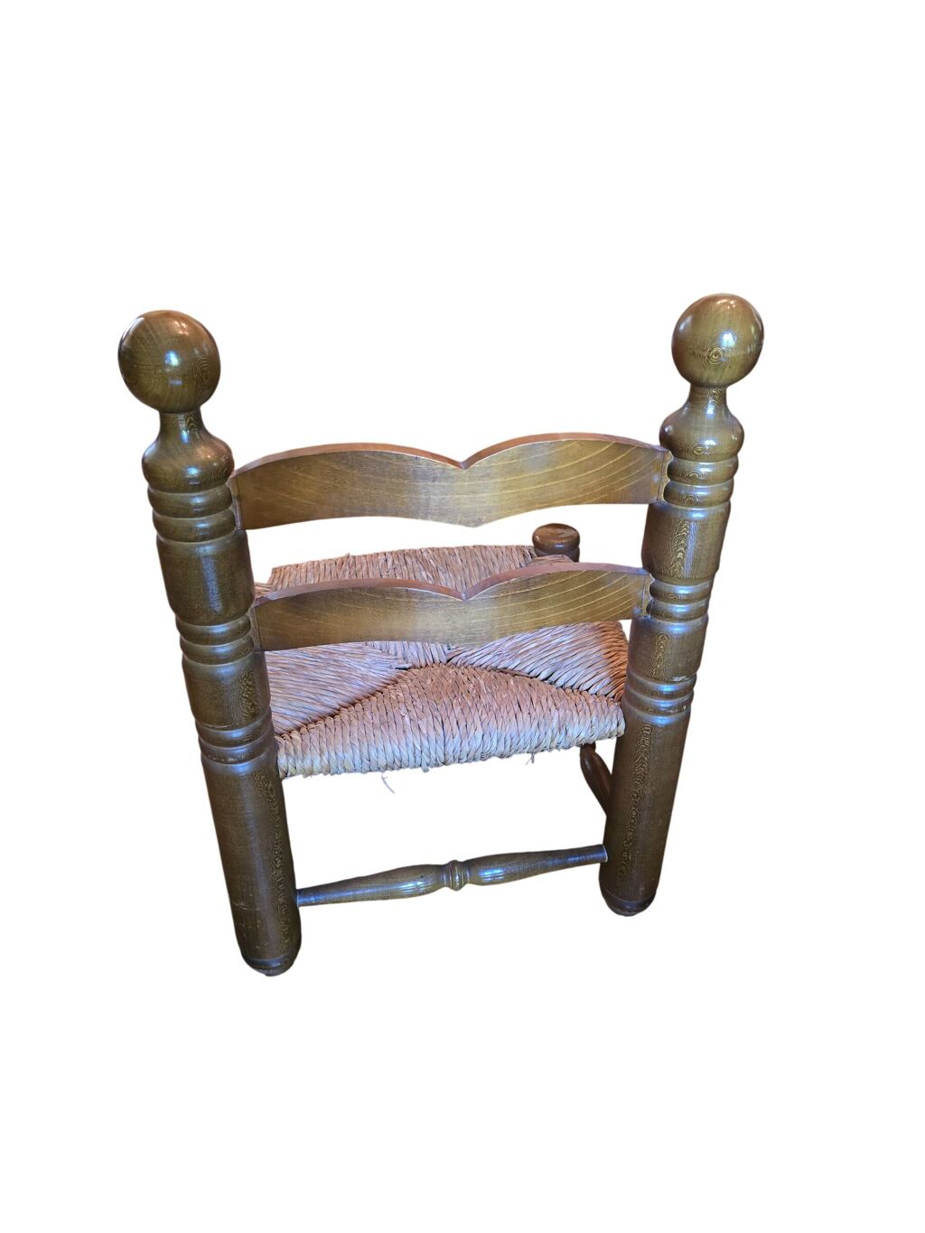 Paire de chaises basses de cheminée en bois tourné et paille, style Charles