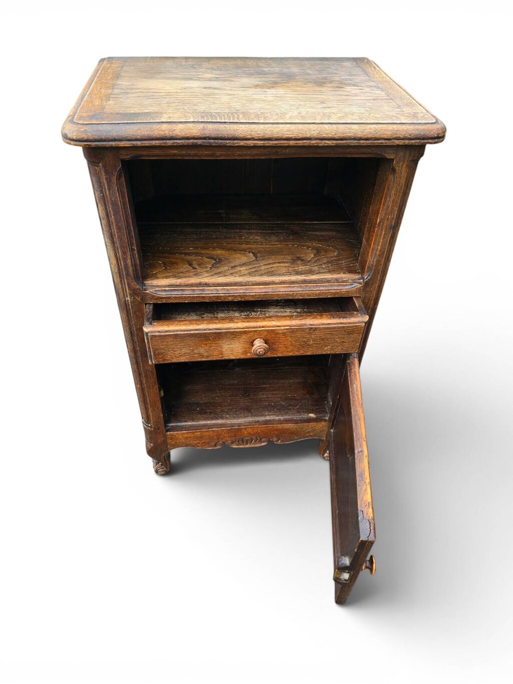 Petit meuble d’appoint en chêne sculpté style Louis XV
