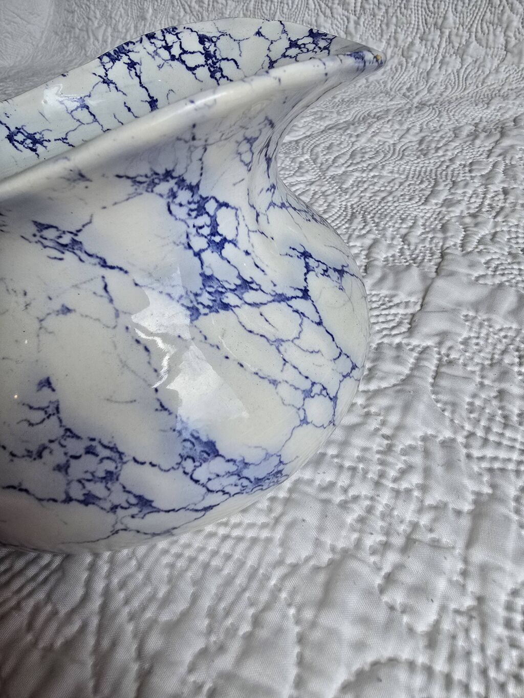 Pot à lait en porcelaine de Limoges décor bleu marbré