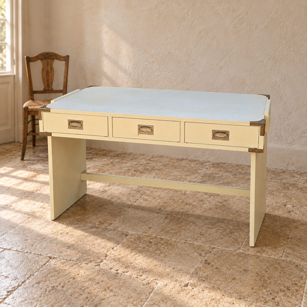 Bureau vintage style campagne en bois laqué crème et laiton
