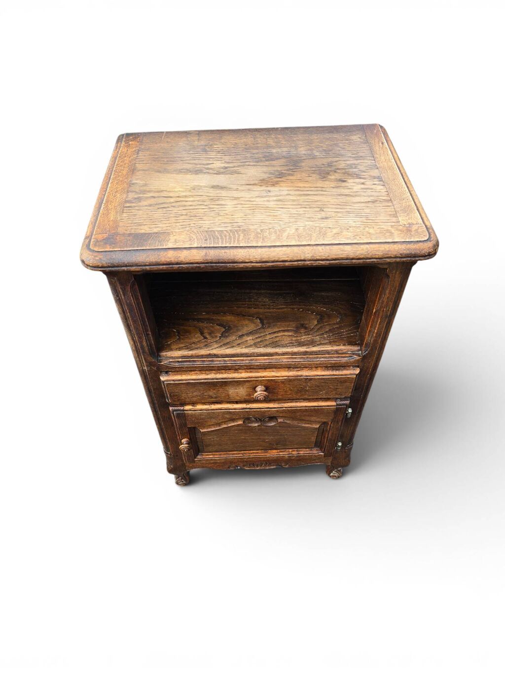 Petit meuble d’appoint en chêne sculpté style Louis XV