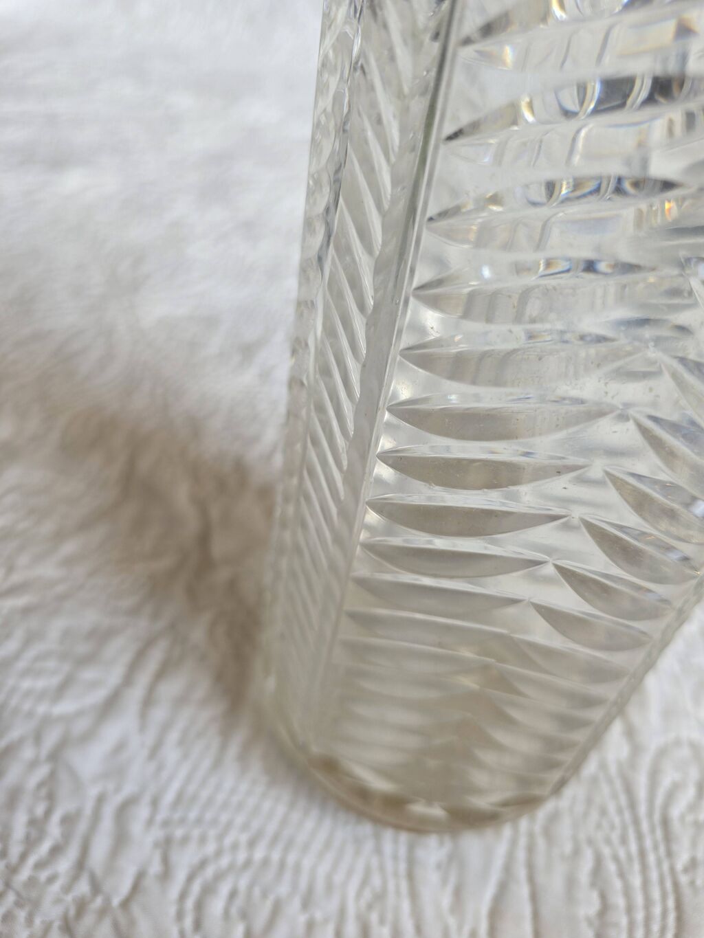 Vase ancien en cristal taillé à bord dentelé, décor palmettes