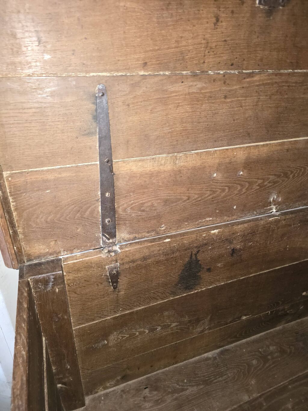 Maie/coffre ancien en bois massif – patine authentique, couvercle ouvrant
