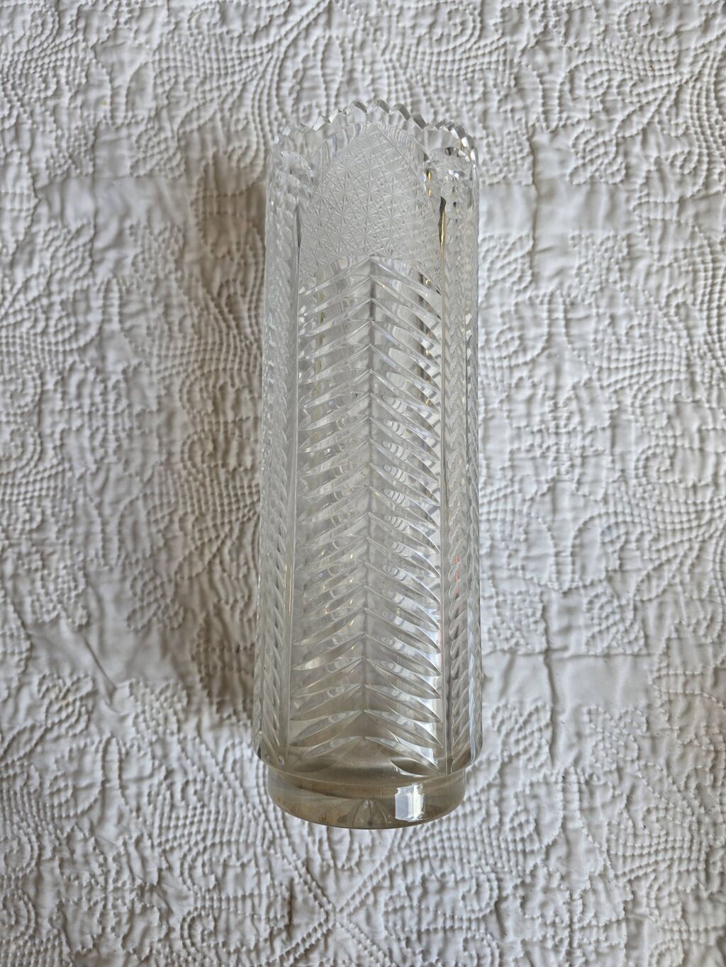 Vase ancien en cristal taillé à bord dentelé, décor palmettes