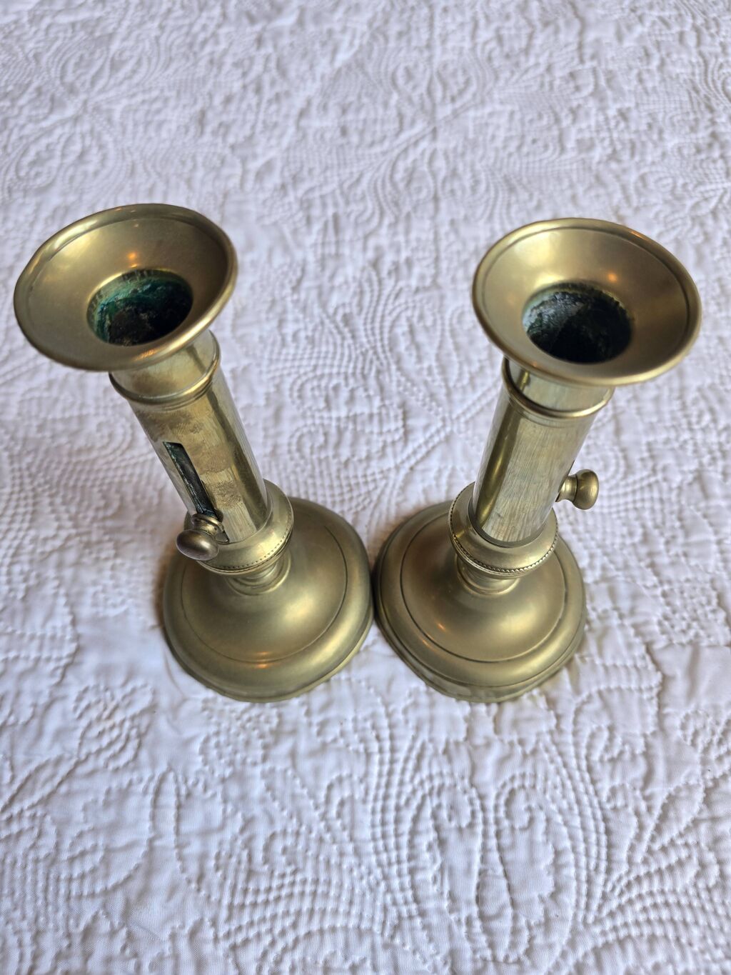 Paire de bougeoirs anciens en laiton à poussoir réglable XIXe