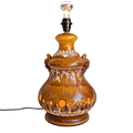 Grande lampe en céramique émaillée caramel et crème – Décor en relief et double éclairage