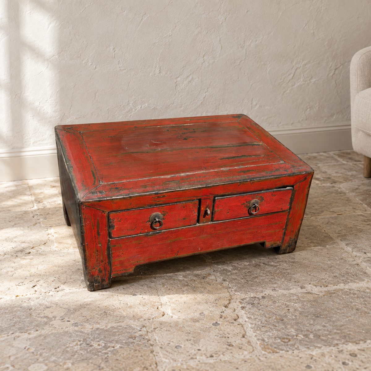 Coffre bas chinois ancien en bois laqué rouge patiné