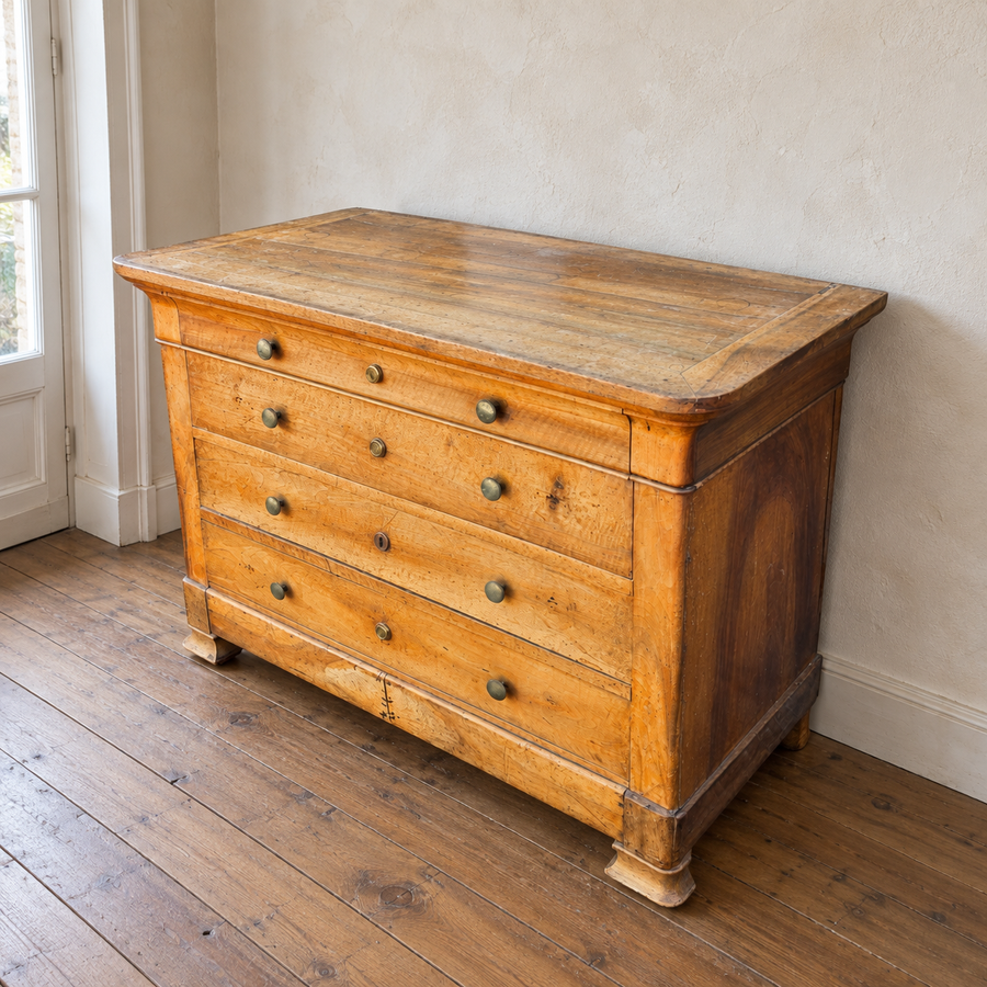 Une commode ancienne dans un intérieur lumineux, illustration de l’esprit Tygani