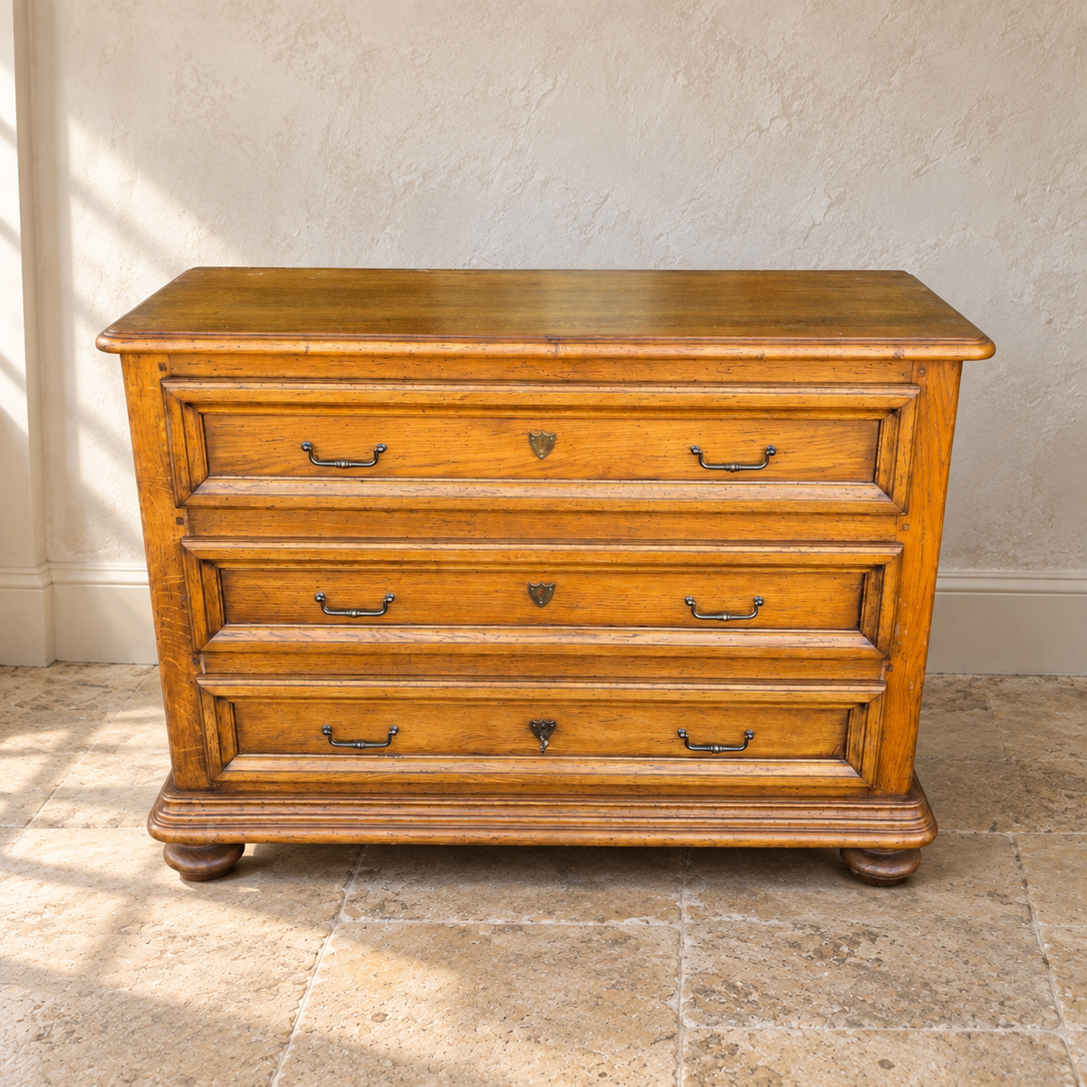 Commode ancienne en chêne à trois tiroirs de style Louis XIII