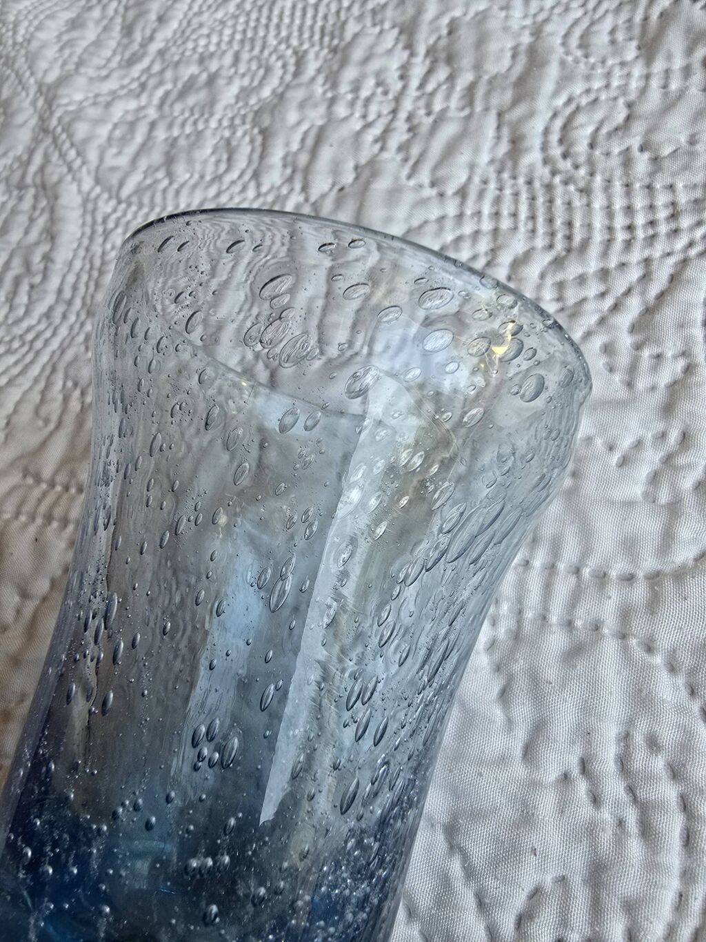 Vase soliflore en verre bullé bleu signé Biot