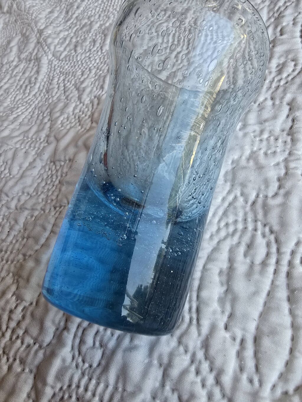 Vase soliflore en verre bullé bleu signé Biot