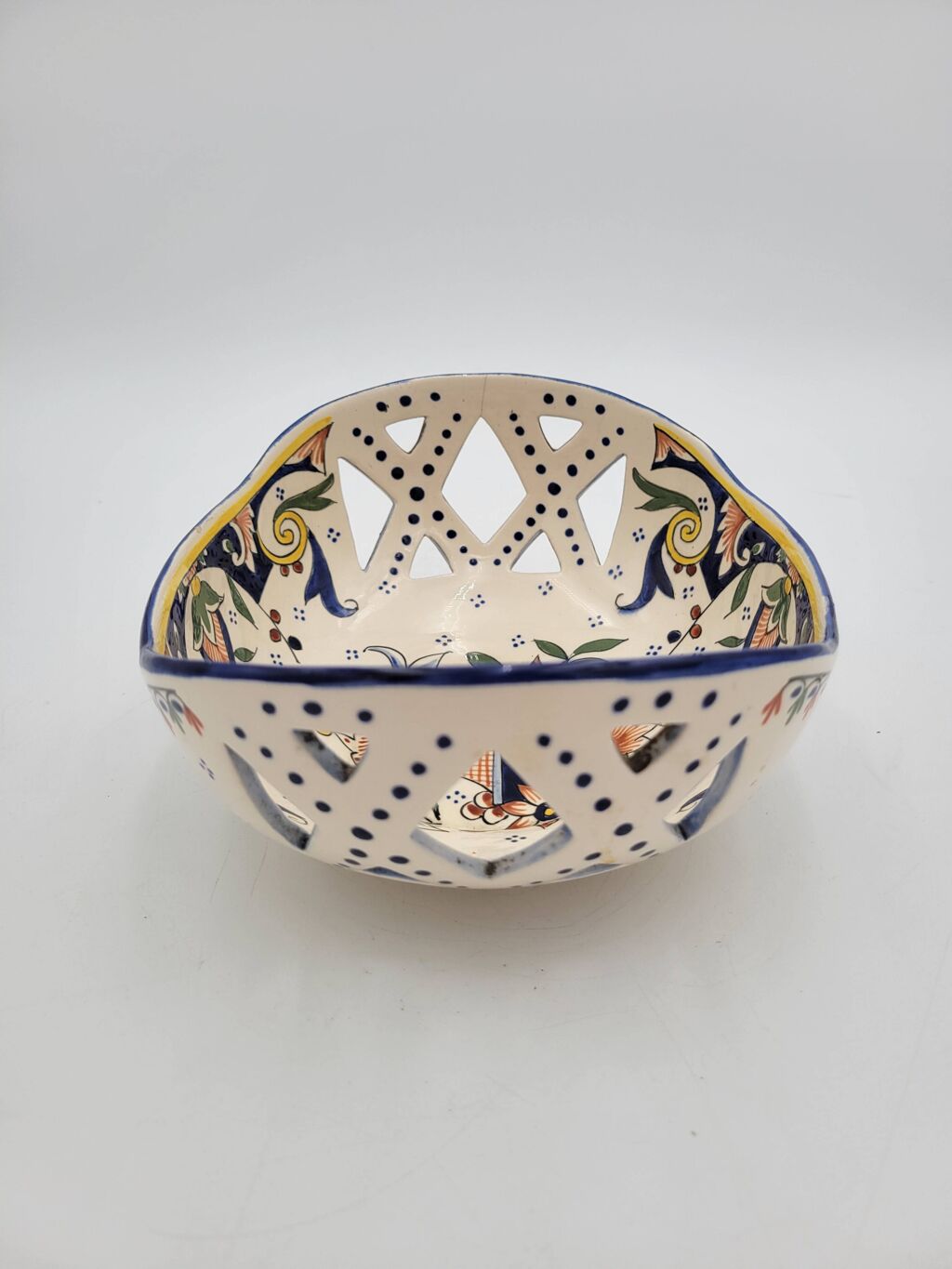 Coupe percée en faïence de Rouen