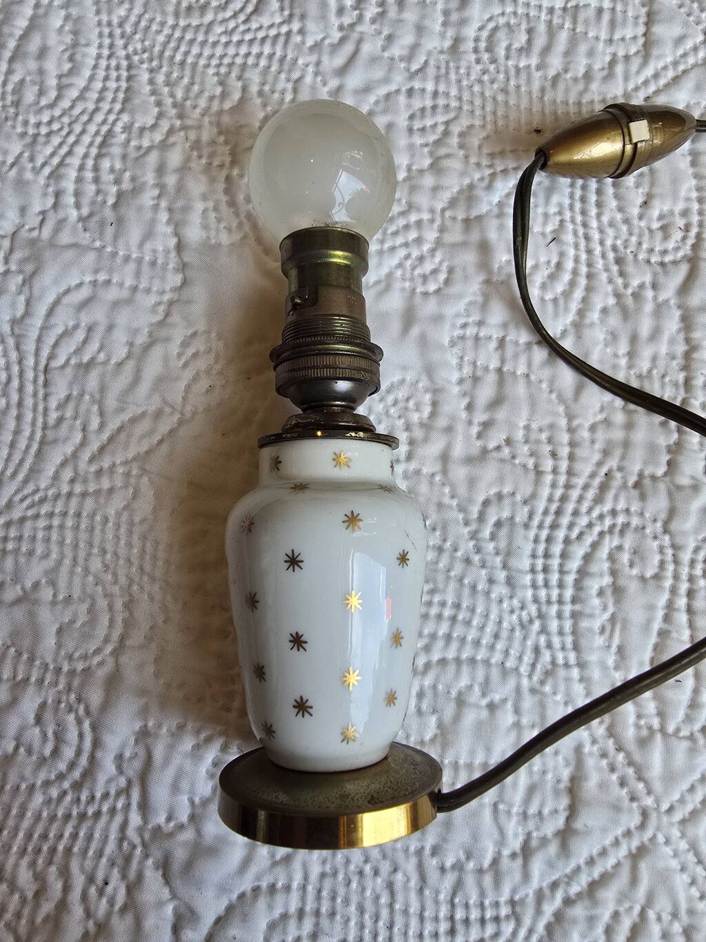 Petite lampe vintage en porcelaine blanche étoilée avec abat-jour à franges