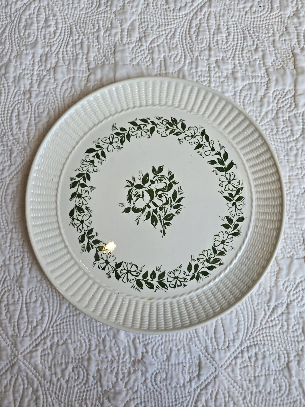Plat ovale en faïence de Gien France, décor fleurs vertes, bord relief vann