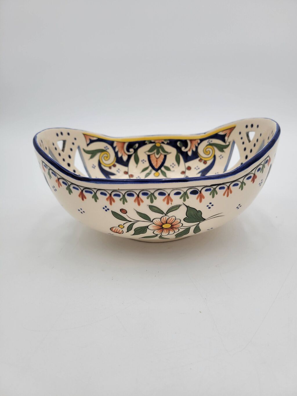 Coupe percée en faïence de Rouen