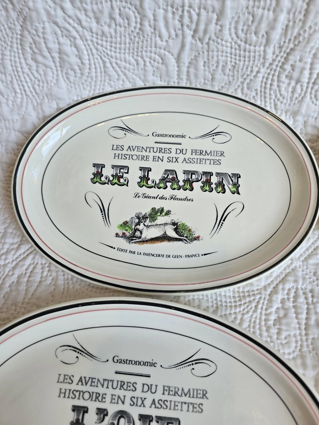 Lot de 12 assiettes Gien “Les Aventures du Fermier” – Fromages &amp; ferme