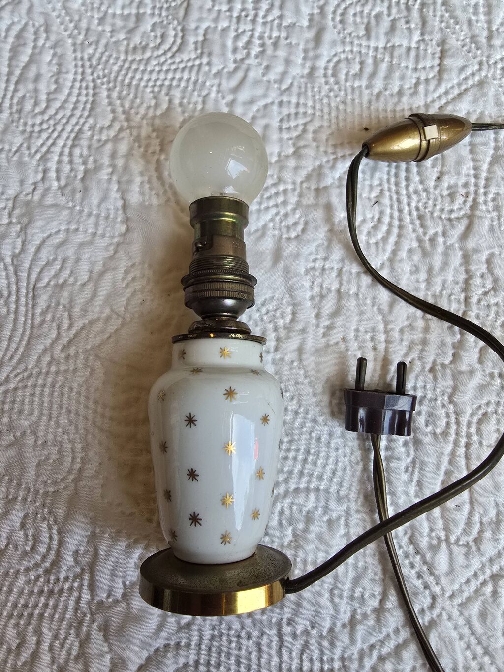 Petite lampe vintage en porcelaine blanche étoilée avec abat-jour à franges