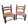 Paire de chaises basses de cheminée en bois tourné et paille, style Charles