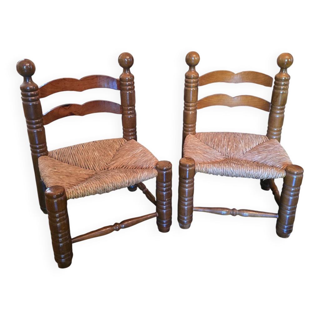 Paire de chaises basses de cheminée en bois tourné et paille, style Charles