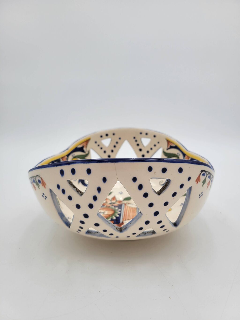 Coupe percée en faïence de Rouen
