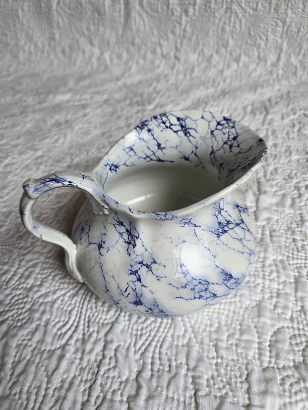 Pot à lait en porcelaine de Limoges décor bleu marbré