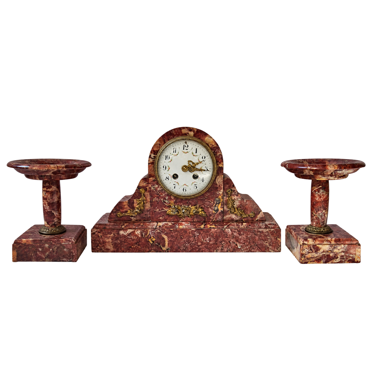 Garniture de cheminée en marbre rouge veiné : pendule centrale et deux coupes assorties, vue de face sur fond transparent.