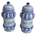 Paire de pots de pharmacie en faïence bleu et blanc – style Renaissance italienne – XXe siècle