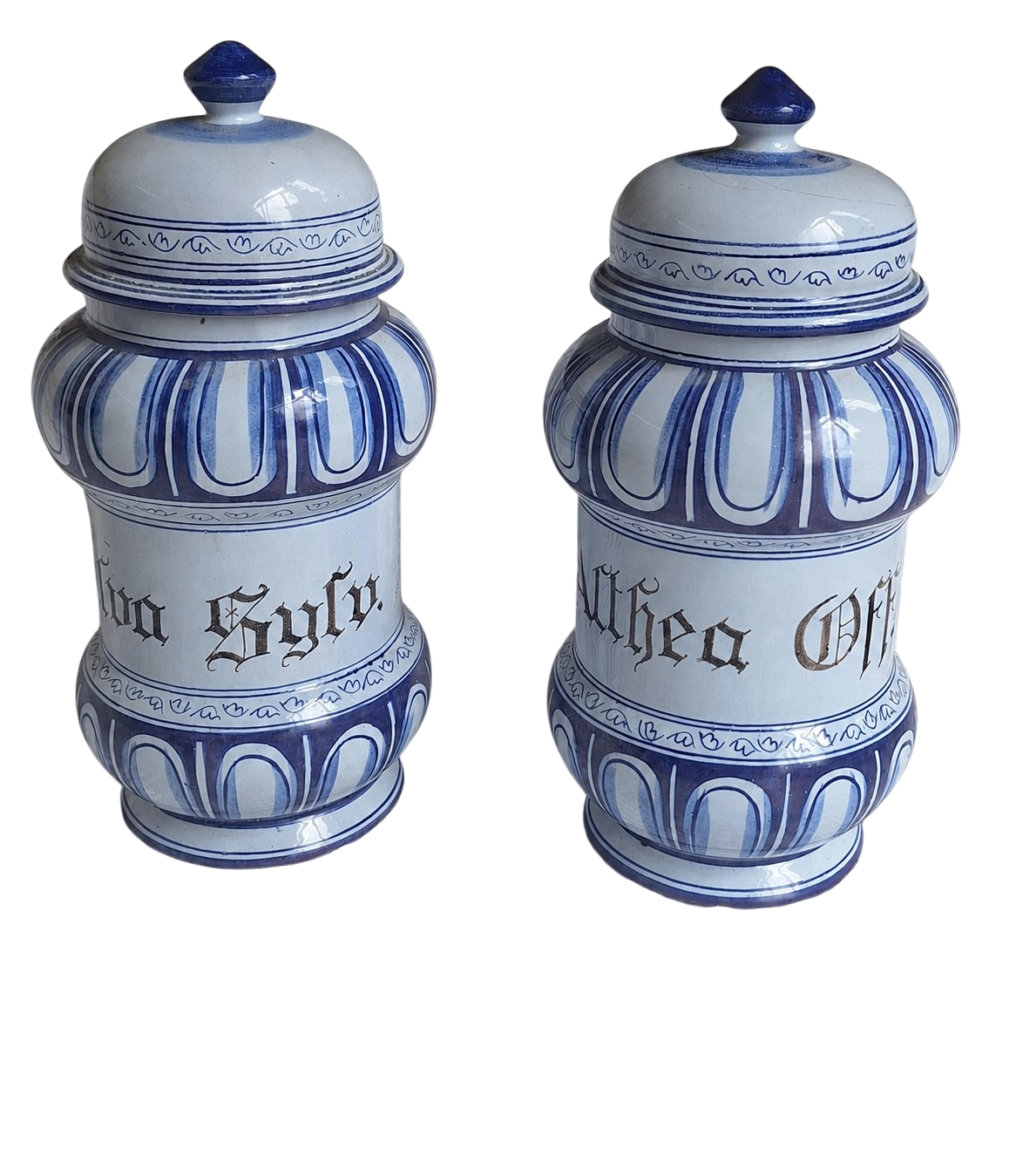 Paire de pots de pharmacie en faïence bleu et blanc – style Renaissance italienne – XXe siècle