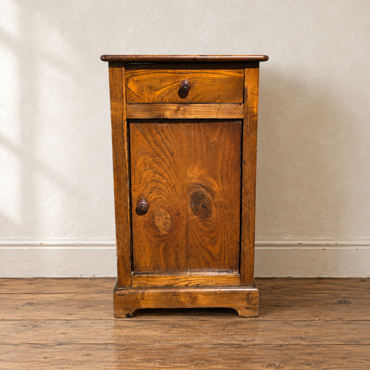 Petit meuble de chevet rustique ancien en bois massif
