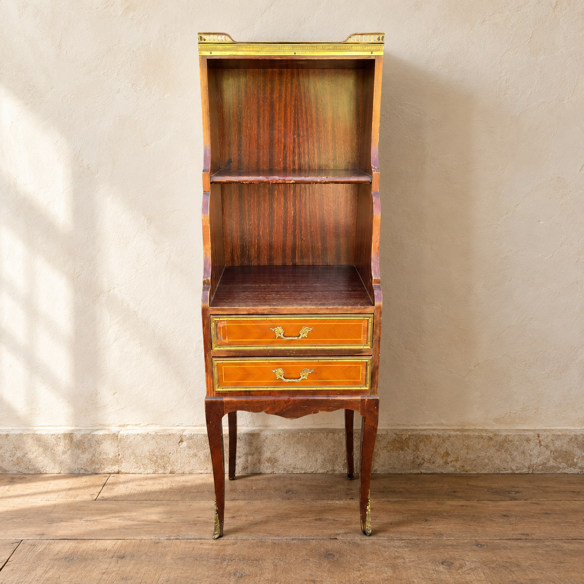 Petit meuble étagère de style Louis XVI en acajou et laiton