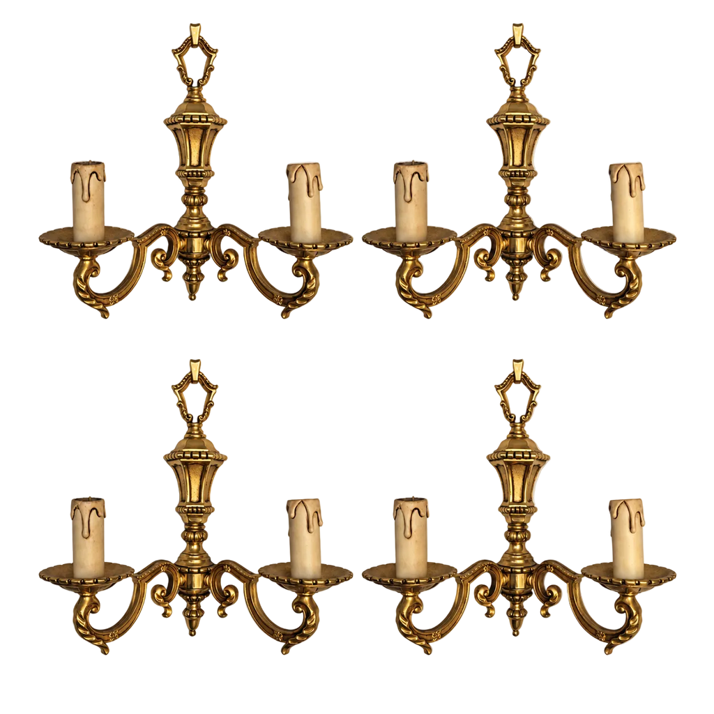 Composition illustrative du lot de quatre appliques à deux feux en laiton doré, style Louis XVI, détourées sur fond transparent