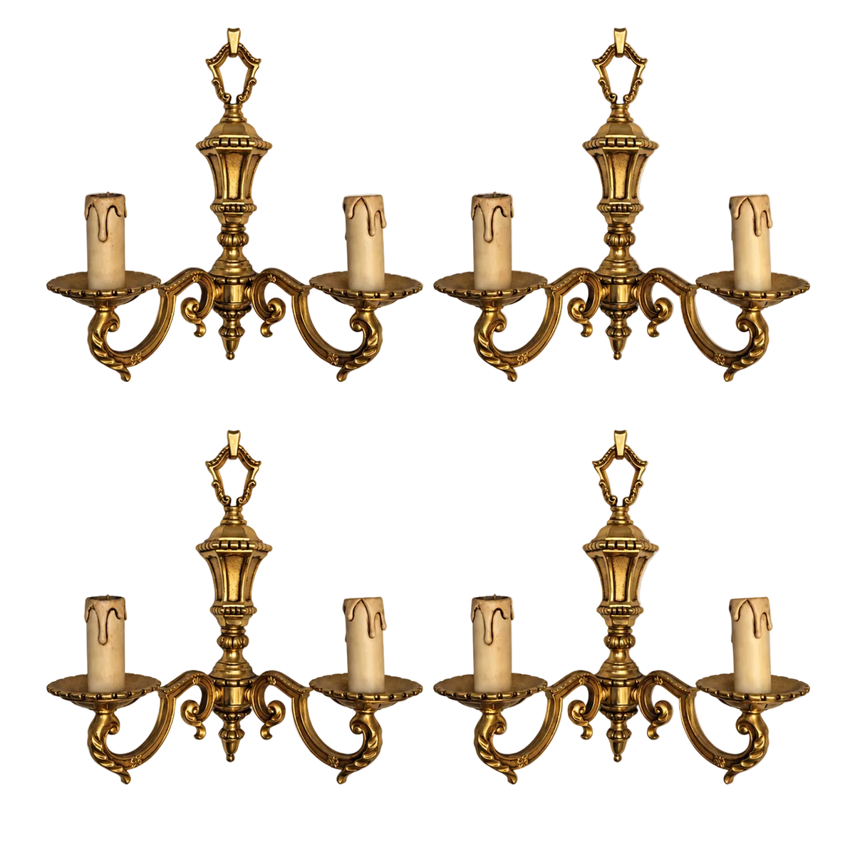 Composition illustrative du lot de quatre appliques à deux feux en laiton doré, style Louis XVI, détourées sur fond transparent