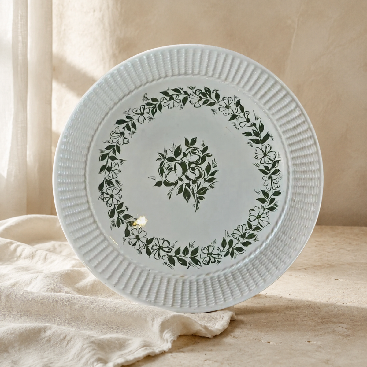 Plat ovale en faïence de Gien à décor floral vert et relief de vannerie