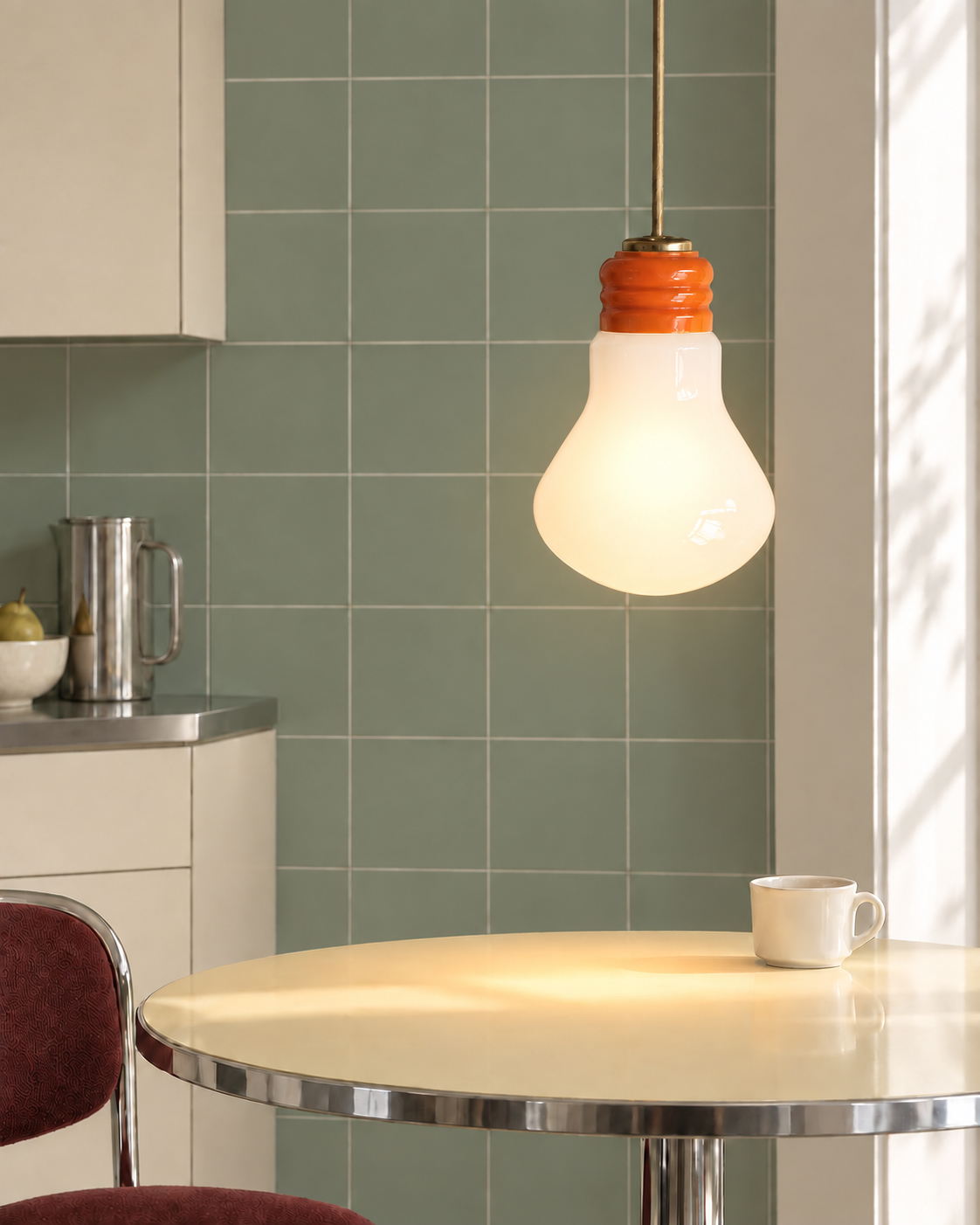 Mise en situation de la suspension ampoule géante en opaline et métal orange dans une cuisine vintage ; éclairage simulé.