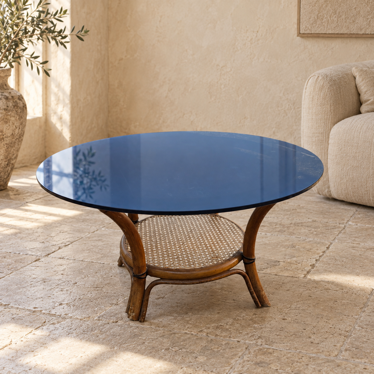 Table basse ronde en rotin, cannage et verre bleu fumé – années 1970